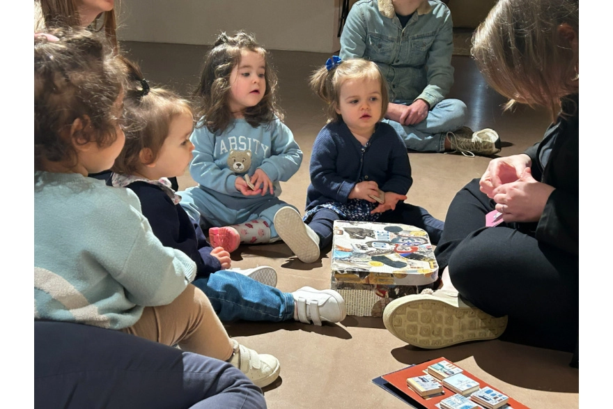 La crèche en visite au MANAS