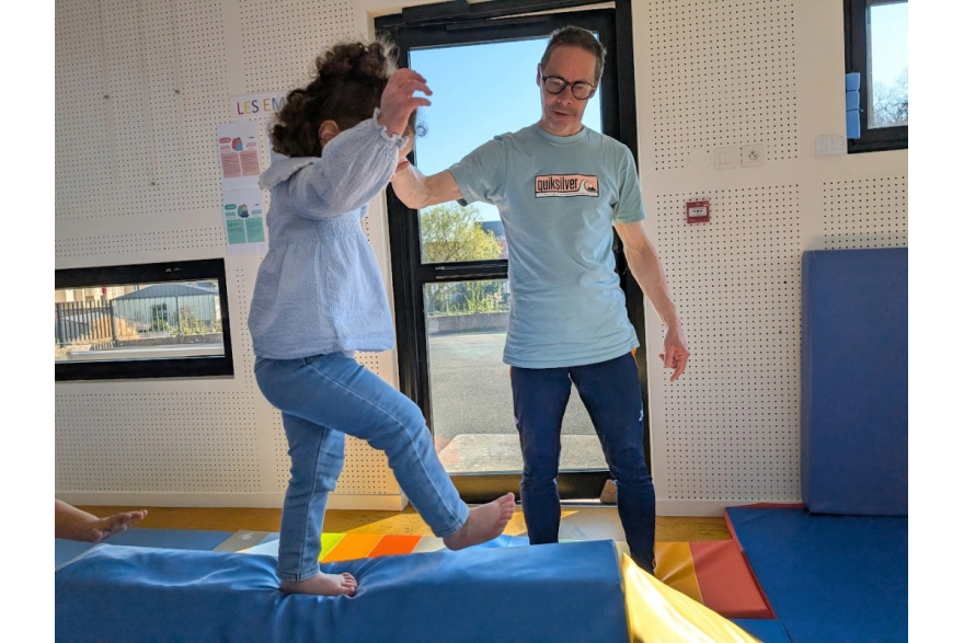 Les enfants travaillent leur équilibre avec Sébastien du service des Sports