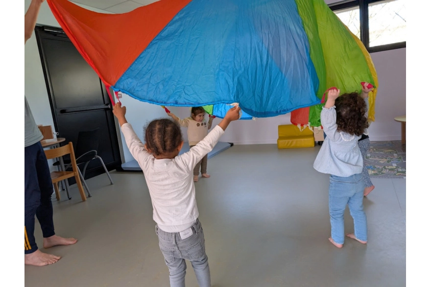 Les enfants travaillent leur équilibre avec Sébastien du service des Sports
