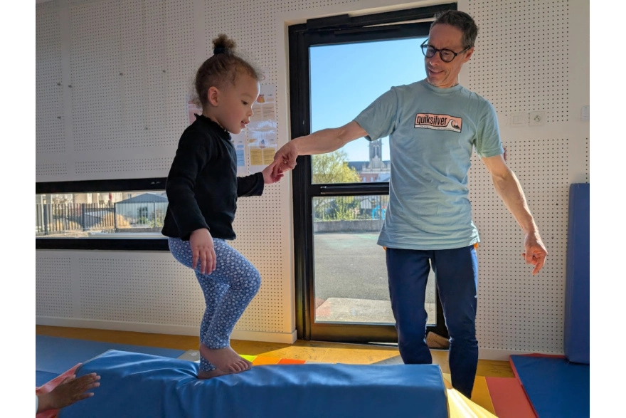 Les enfants travaillent leur équilibre avec Sébastien du service des Sports