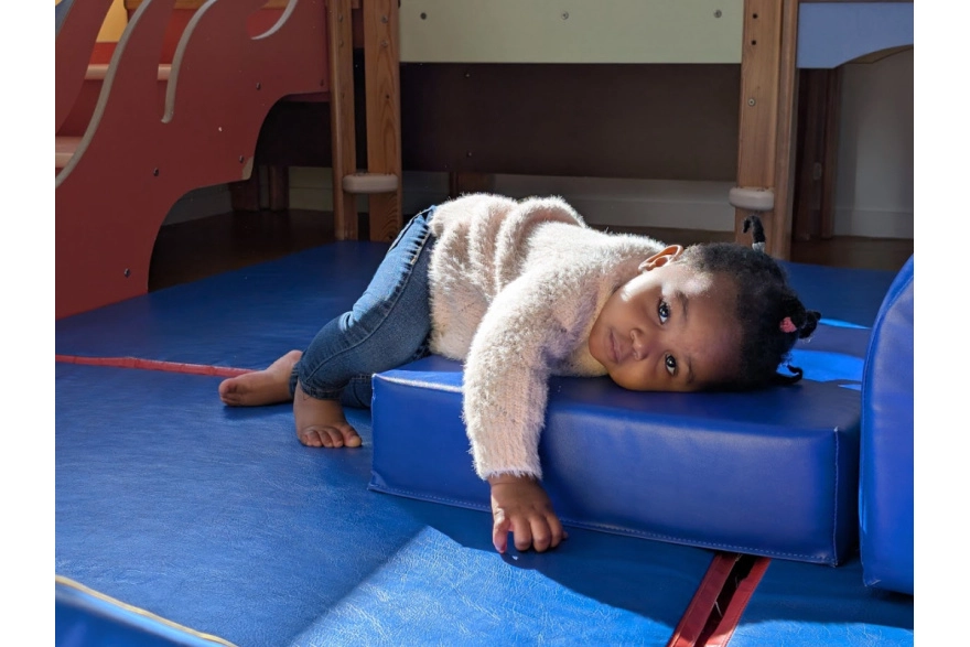 Les enfants travaillent leur équilibre avec Sébastien du service des Sports