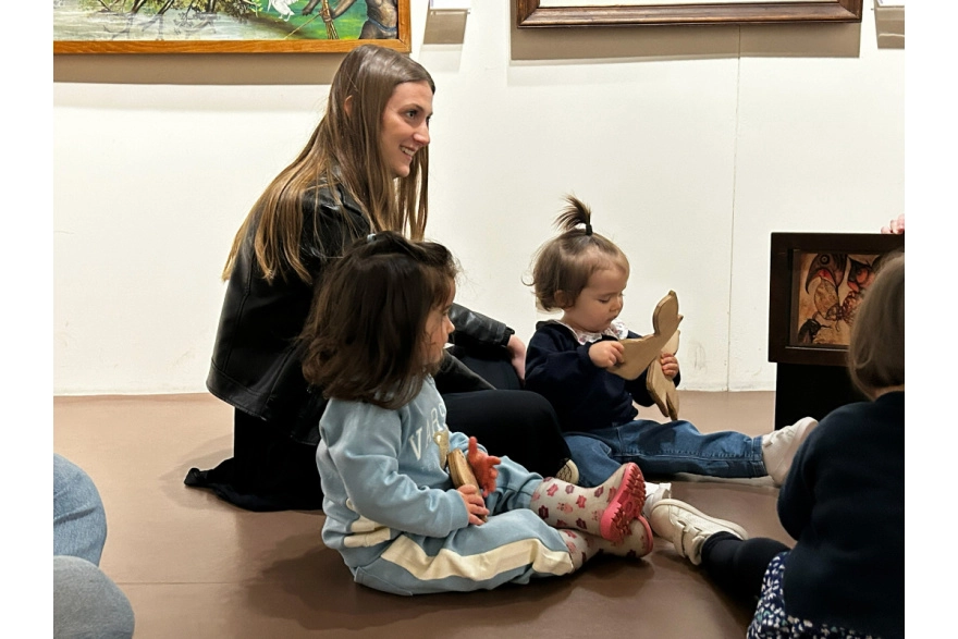 La crèche en visite au MANAS