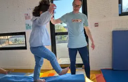 Les enfants travaillent leur équilibre avec Sébastien du service des Sports