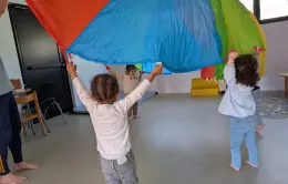 Les enfants travaillent leur équilibre avec Sébastien du service des Sports
