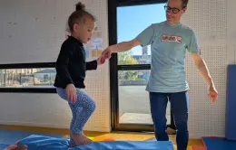 Les enfants travaillent leur équilibre avec Sébastien du service des Sports