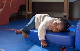 Les enfants travaillent leur équilibre avec Sébastien du service des Sports